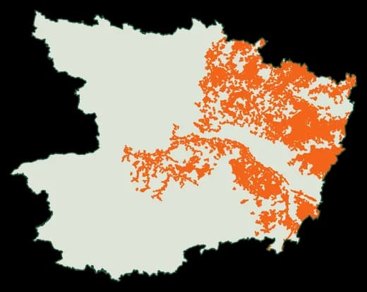 Silhouette du département Maine-et-Loire, zones soumises au débroussaillement en orange
